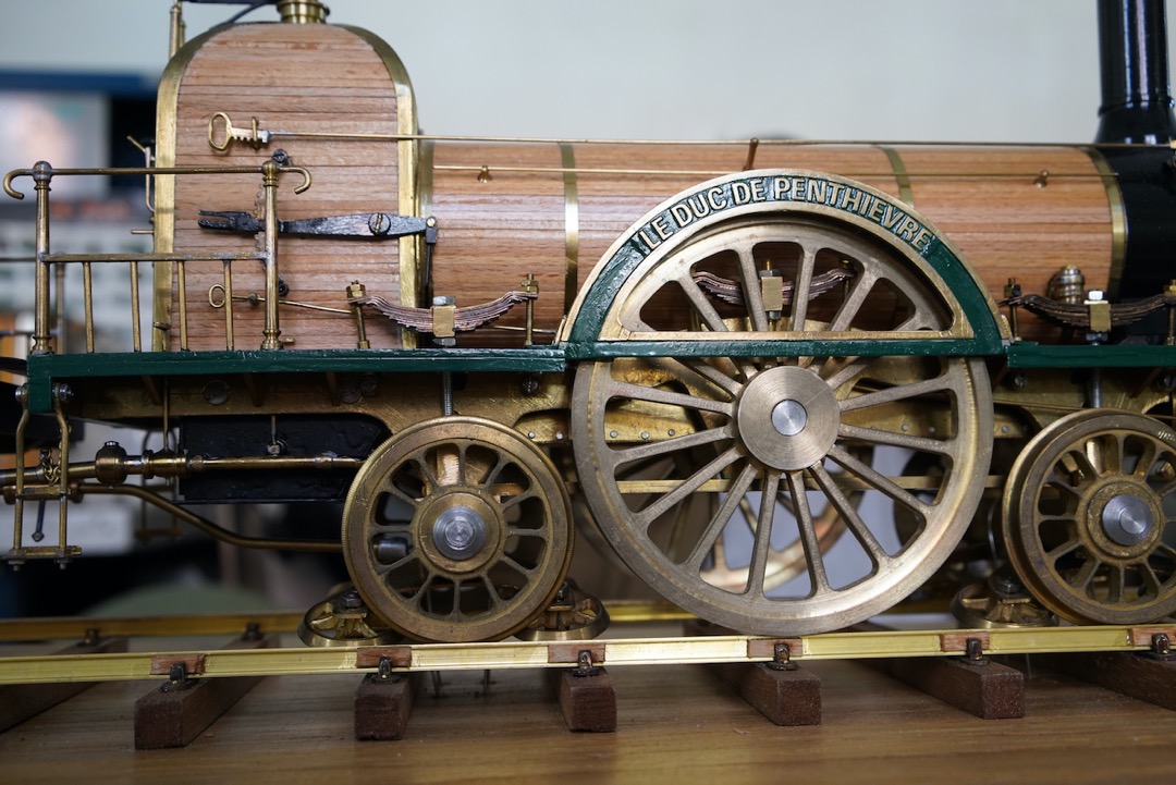 6 - La locomotive ©A. EDDI